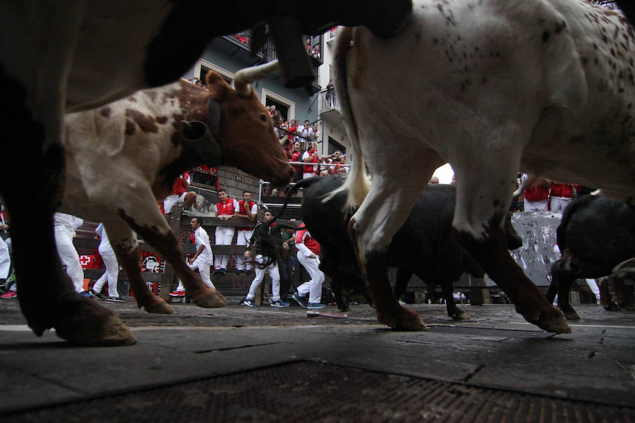 Se vivieron momentos de tensión en la curva de la Estafeta al quedar algún corredor atrapado entre la pared y los toros