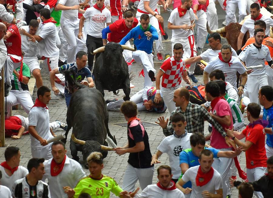 Se vivieron momentos de tensión en la curva de la Estafeta al quedar algún corredor atrapado entre la pared y los toros