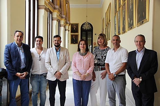 María del Mar Martín Rojo, junto a responsables de turismo idiomático. :: sur