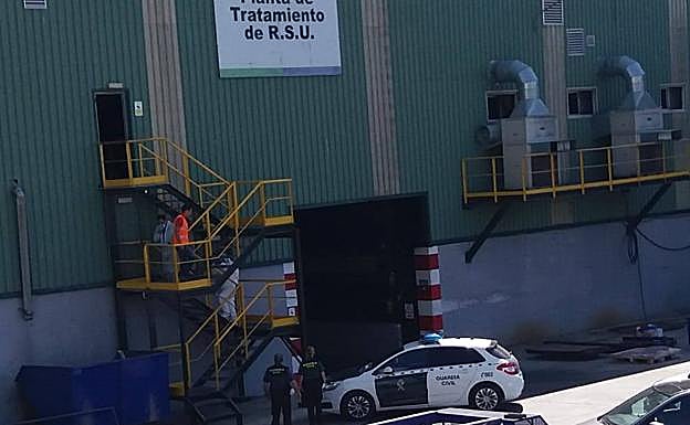 Agentes de la Guardia Civil acceden al interior del complejo.