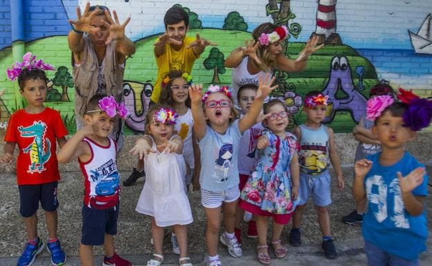 Niños del campamento de Trans, ataviados con las flores de Frida Kalho. 