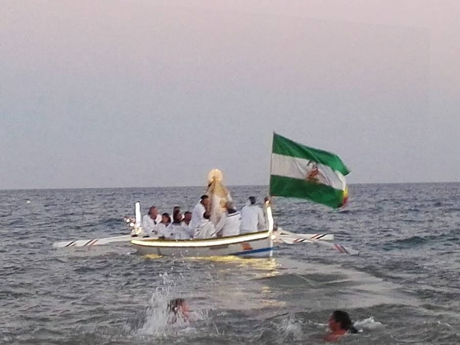 La imagen, embarcada en La Cala del Moral. 