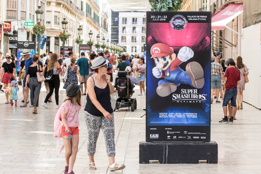 Como antesala de la sexta edición de Gamepolis, calle Larios acoge una exposición con fotografías de los mejores momentos de las citas anteriores y retratos de los grandes personajes de Nintendo. 