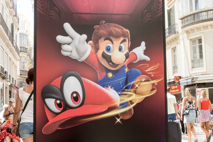 Como antesala de la sexta edición de Gamepolis, calle Larios acoge una exposición con fotografías de los mejores momentos de las citas anteriores y retratos de los grandes personajes de Nintendo. 