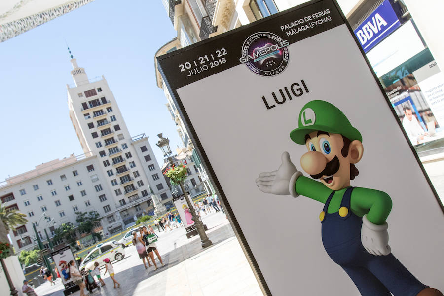 Como antesala de la sexta edición de Gamepolis, calle Larios acoge una exposición con fotografías de los mejores momentos de las citas anteriores y retratos de los grandes personajes de Nintendo. 