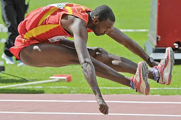 El saltador, con la camiseta de la selección española en los Campeonatos de Europa 2012. 