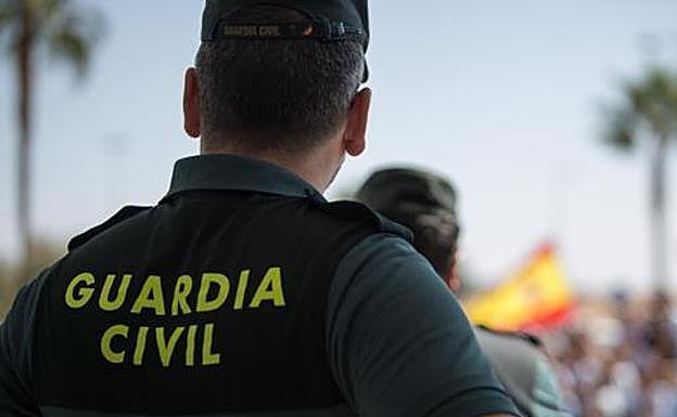 Imagen de archivo de un Guardia civil de espaldas. 