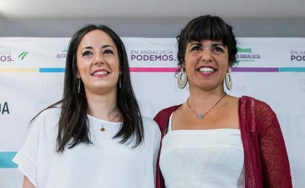 La coordinadora regional de Podemos,Teresa Rodríguez (d), y la diputada por Huelva en el Congreso, Isabel Franco (i).