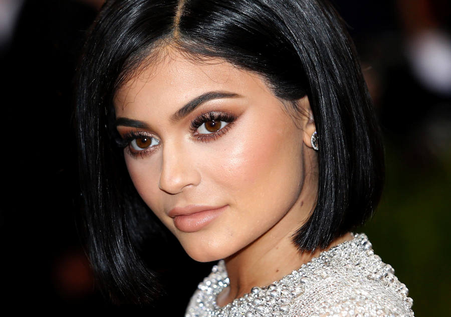 Con 166,5 millones de dólares (152,4 millones de euros), Kylie Jenner, integrante del clan televisivo Kardashian-Jenner y propietaria de una empresa de cosmética, es la tercera celebridad mejor pagada, además de la primera mujer de la clasificación y la más joven (20 años) en la lista.