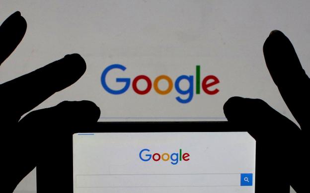 Imagen de la página de acceso al buscador de Google fotografiada con un móvil. :: E. G. / reuters