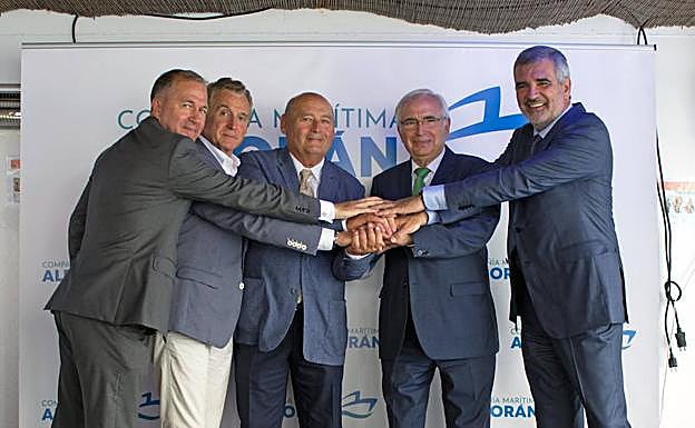 Empresarios y autoridades de Málaga y Melilla, ayer durante la presentación de los nuevos servicios.