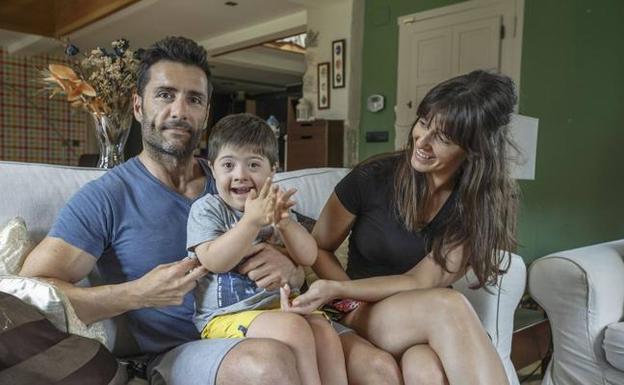 Alejandro posa sonriente con sus padres, Alejandro Solana y Silvia Rozas, en su domicilio de Hazas de Cesto 