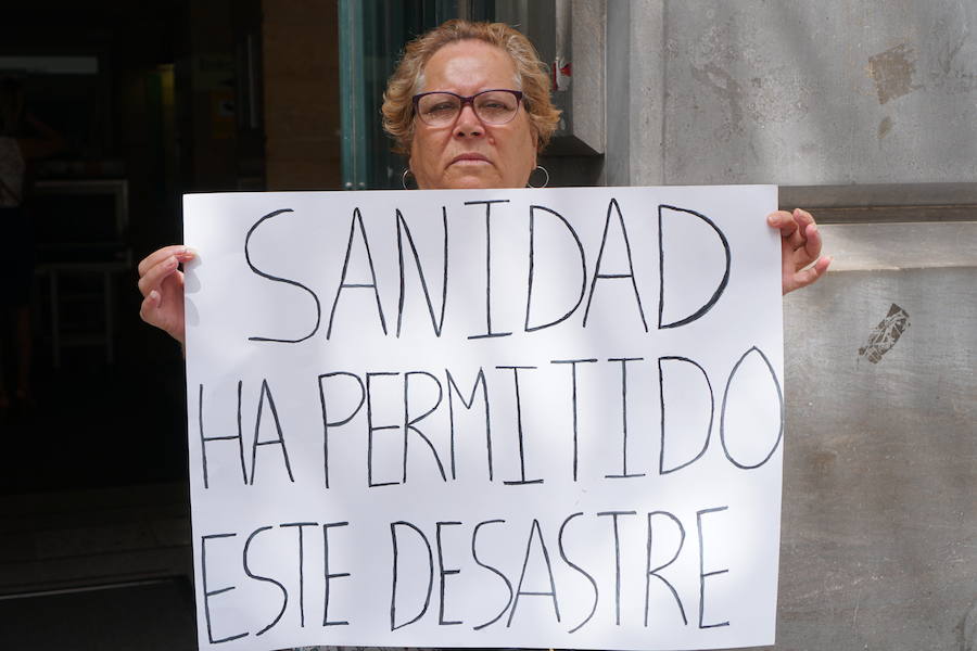 MARÍA MARTÍN, 67 años: “Me pusieron toda la boca con dientes provisionales y ahora me he encontrado con toda ella sin arreglar y encima tengo que seguir pagando”