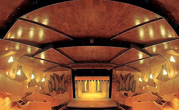 Bilbao. Concretamente 2.164 espectadores admite la sala principal del Palacio Euskalduna, que fue financiado por la Diputación Foral de Vizcaya y se inauguró en 1999.