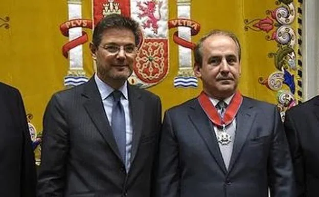 El magistrado Manuel Caballero-Bonald tras recibir la Cruz Distinguida de la Orden de San Raimundo de Peñafort junto a Rafael Catalá. 
