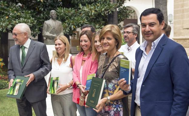 Juanma Moreno y Esperanza Oña con otros diputados andaluces en una imagen de archivo. 