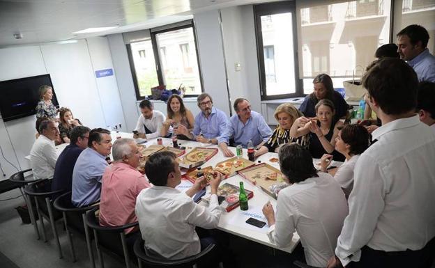 Saénz de Santamaría almorzó pizza con su equipo.