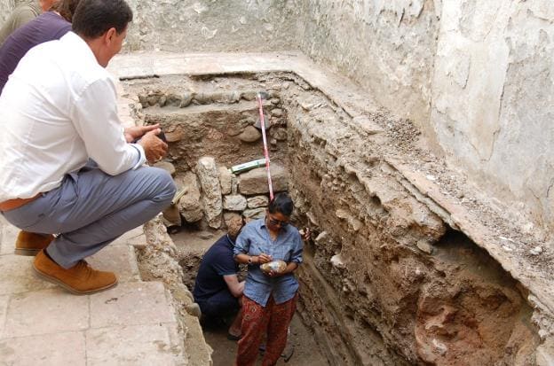 Investigadores revisan los restos hallados en la calle Real. :: ch. márquez
