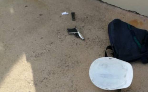 Pistola y casco usado por el asantante.