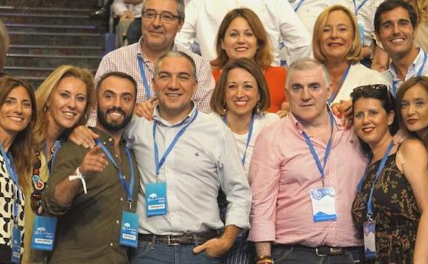 Elías Bendodo junto a un grupo de los compromisarios malagueños afines a la exvicepresidenta del Gobierno. 