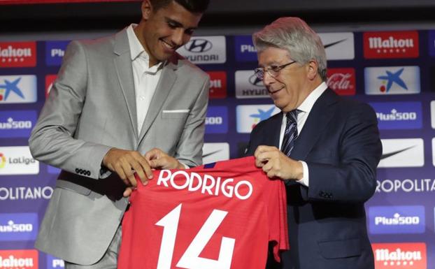 Rodrigo, con su nueva camiseta y Enrique Cerezo. 