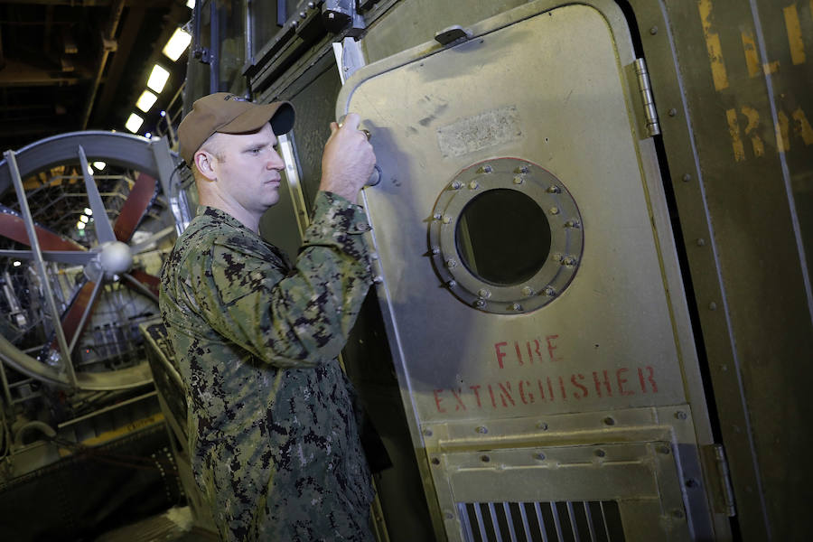 El portaaeronaves norteamericano USS Iwo Jima se encuentra atracado en el puerto de Málaga este fin de semana para dar descanso a los más de 2.500 militares que lleva a bordo, unos 1400 marines y otros 1.100 personal de marinería, tras permanecer seis meses de misión en Oriente Medio