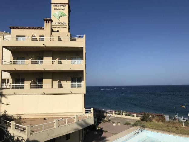 Cierran parte de la playa por el mal estado de la residencia Marymar de Benalmádena