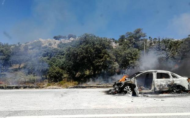 Arde un coche en la A-367 y afecta a una zona de monte en Ronda