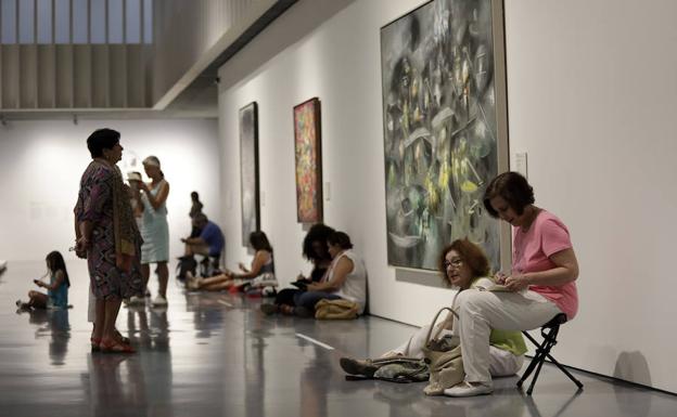 Imagen principal - Arriba, dibujantes y visitantes en el Cubo. Abajo, el interior de la Casa Natal, anoche, y la acción de José Medina Galeote en el Pompidou fue uno de los éxitos de la velada.. 