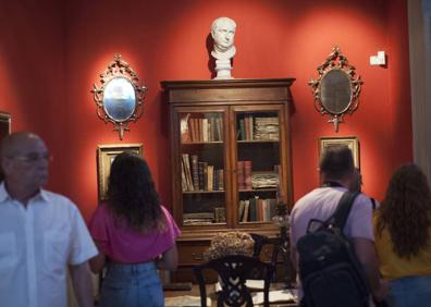 Imagen secundaria 1 - Arriba, dibujantes y visitantes en el Cubo. Abajo, el interior de la Casa Natal, anoche, y la acción de José Medina Galeote en el Pompidou fue uno de los éxitos de la velada.. 