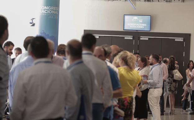 Largas colas para votar en el congreso del PP.