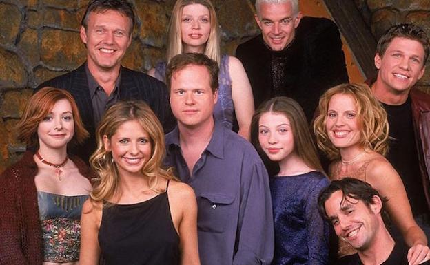 Whedon, en el centro, junto al antiguo reparto de 'Buffy, cazavampiros'.