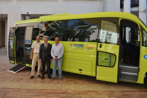 El alcalde y el edil de Transportes, con el nuevo autobús. :: e. c.