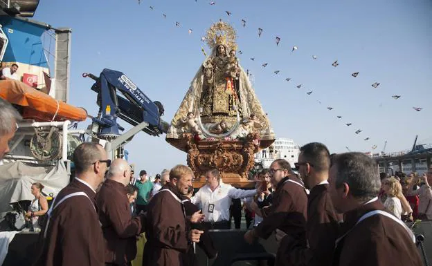 Galería. Domingo intenso con tres procesiones de la Virgen del Carmen por Málaga capital.