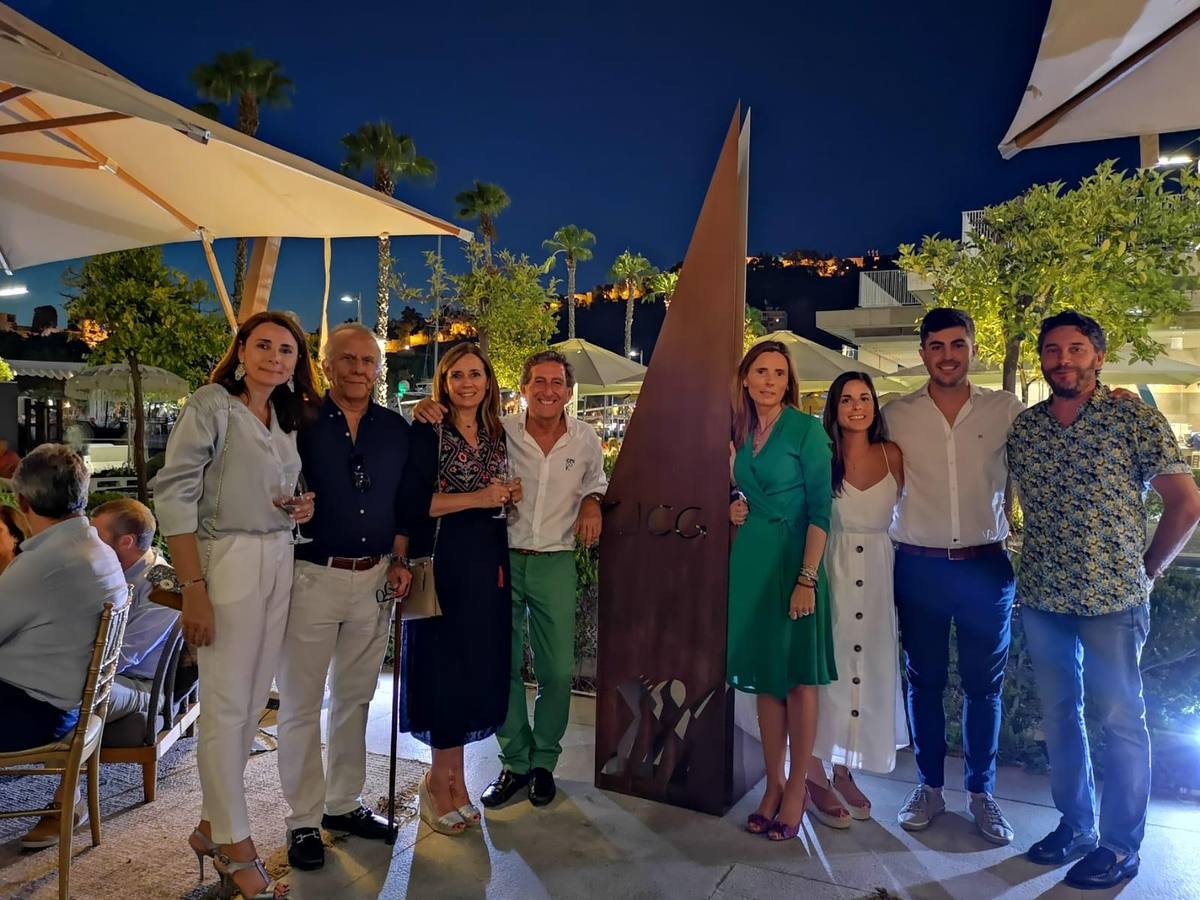 Chico Repullo presenta su obra para el restaurante José Carlos García. Paloma Anaya, Carlos Higuera, Marta Anaya, Chico Repullo, María Anaya, María Miranda, Álvaro Gutiérrez y Pedro Gutiérrez.