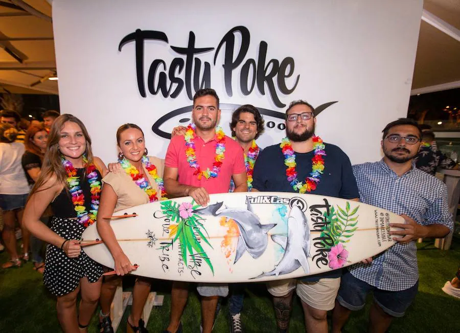 Amparo Soria, Mónica Garnica, Víctor Hernández, Rafael Pérez, Mickael Marck y Nacho Martínez durante la fiesta de inauguración de Tasty Poke.