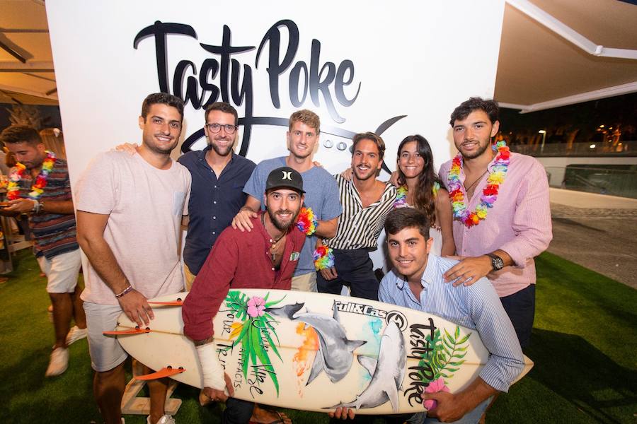 Antonio Sastre, Pablo Morente, Pedro González, Manuel Camacho, Bego Fernández, Ignacio Juárez, Jesús Muñoz y Álvaro Gutiérrez durante la fiesta de inauguración de Tasty Poke.