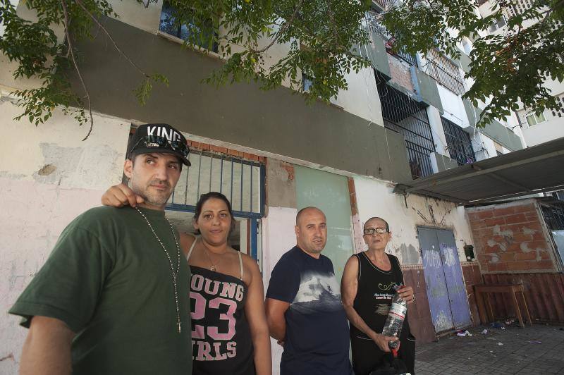 Los vecinos exigen al Ayuntamiento una vivienda a cambio de dejar sus casas