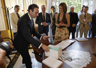 Imagen secundaria 1 - Lleno para escuchar el pregón. El diestro firma en el libro de honor con unas cariñosas palabras a Málaga y recibe un obsequio. 