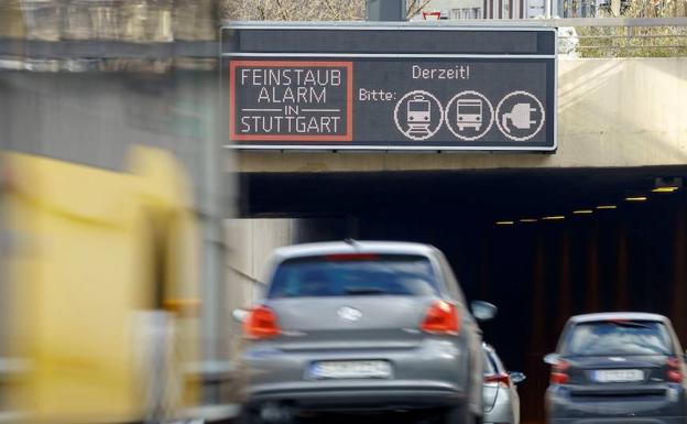 Un cartel limita el acceso a la ciudad alemana de Stutgart al transporte colectivo y los coches eléctricos. 