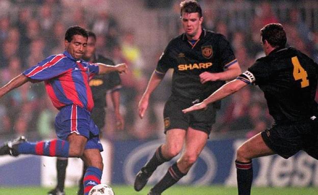 Romario remata rodeado de jugadores del Manchester United durante un partido de la Copa de Europa. 