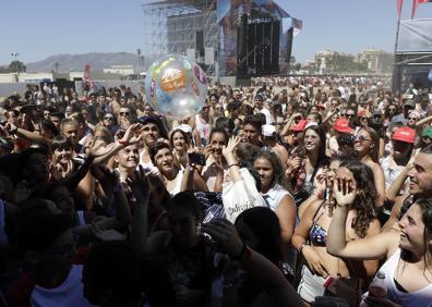 Imagen secundaria 1 - Largas colas para acceder. Miles de jóvenes ocuparon el recinto durante todo el día.También hubo actividades acuáticas. 