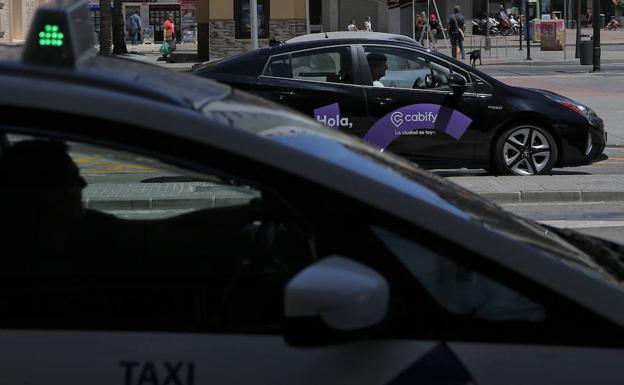 Un vehículo de Cabify pasa junto a la estación.