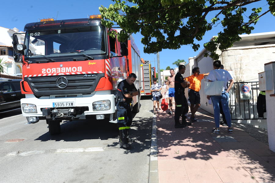 Unos 47 bomberos forestales, dos técnicos de operaciones, una brica, dos autobombas, dos agentes de medio ambiente y dos helicópteros han trabajado en la extinción del incendio que en Manilva obligó a desalojar a 400 personas.