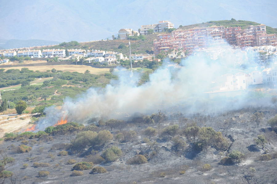 Unos 47 bomberos forestales, dos técnicos de operaciones, una brica, dos autobombas, dos agentes de medio ambiente y dos helicópteros han trabajado en la extinción del incendio que en Manilva obligó a desalojar a 400 personas.