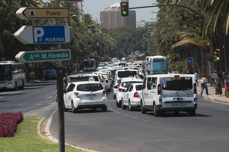 En el tercer día de huelga, los taxistas de Málaga han vuelto a cortar por sorpresa el Paseo del Parque en ambas direcciones.