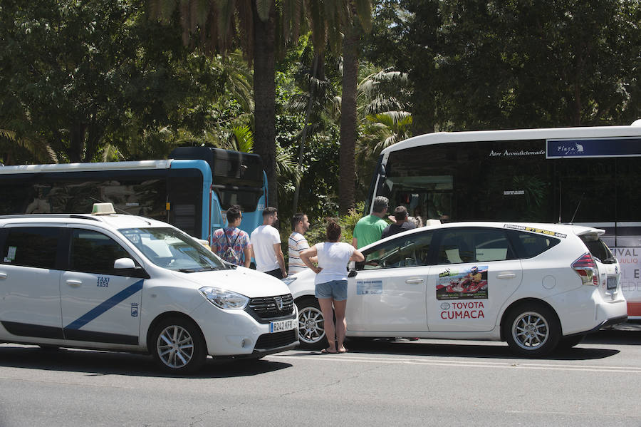 En el tercer día de huelga, los taxistas de Málaga han vuelto a cortar por sorpresa el Paseo del Parque en ambas direcciones.