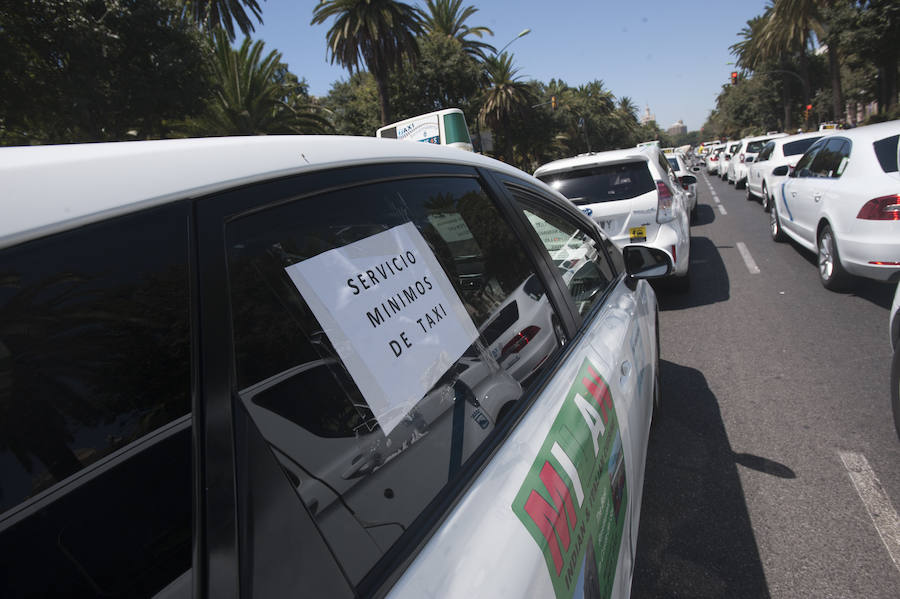 En el tercer día de huelga, los taxistas de Málaga han vuelto a cortar por sorpresa el Paseo del Parque en ambas direcciones.