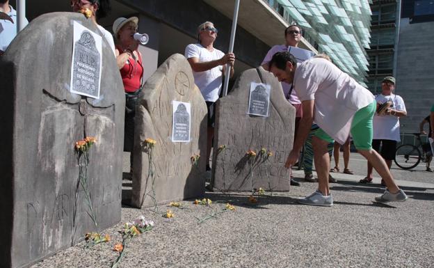 Medio centenar de personas se concentran a las puertas de Urbanismo en contra del derribo de La Mundial