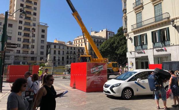Comienza la instalación de la portada de la Feria de Málaga 2018 de la calle Larios